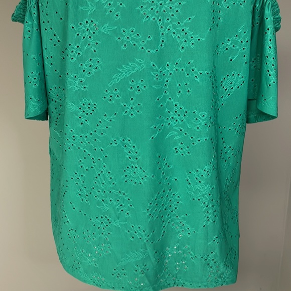 NWT W5 Beautiful Emerald Green Cold Shoulder short sleeve blouse. - Picture 4 of 12